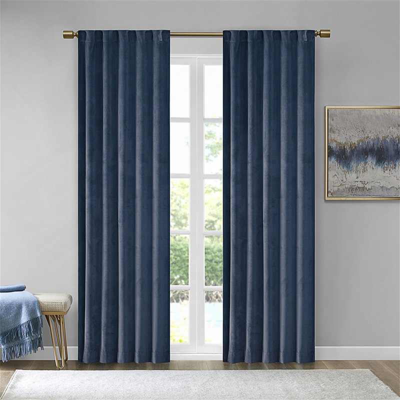 Panneau de fenêtre en velours obscurcissant avec détails métalliques et options de suspension doubles pour plus d'intimité et de style.