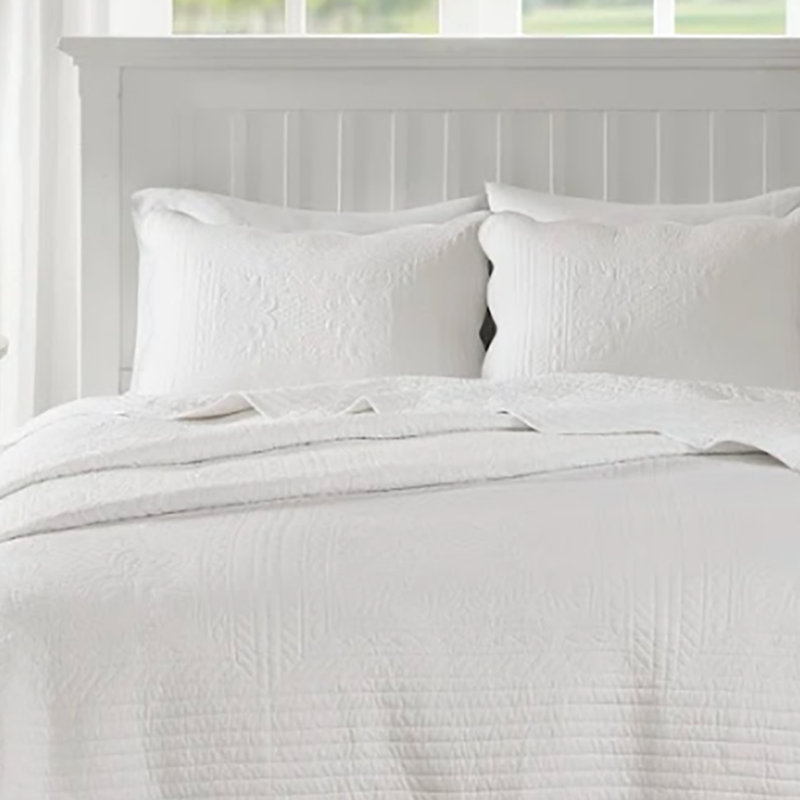 White King Microfiber Reversible Scalloped Edge Quilt Set