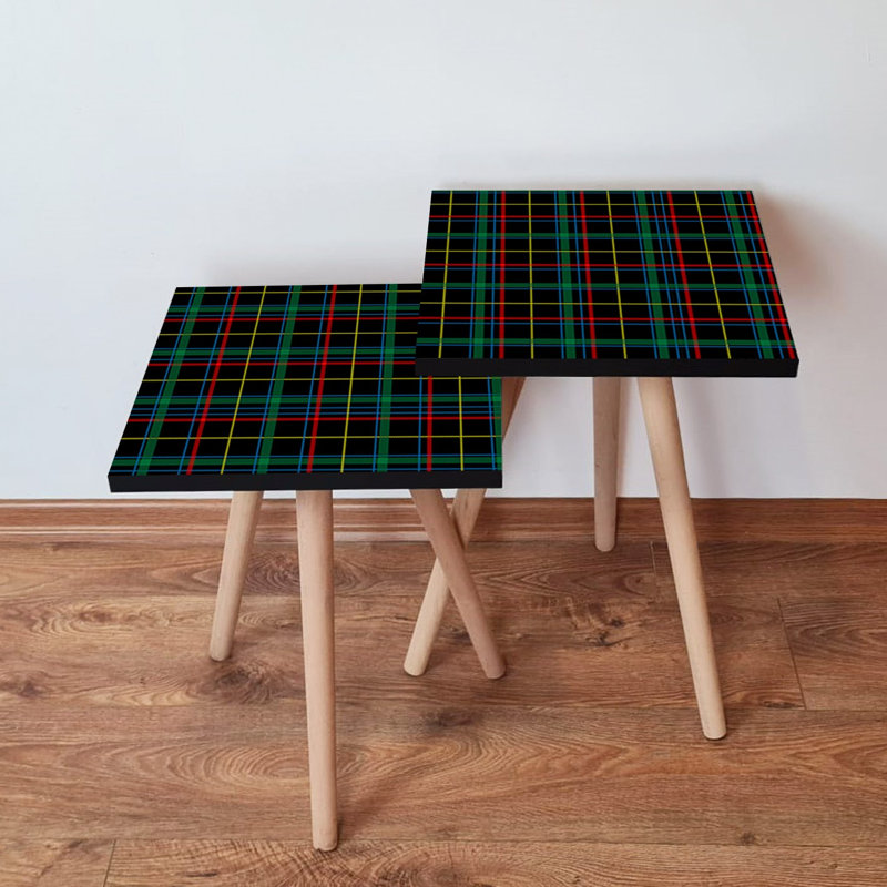 Ensemble de 2 tables gigognes modernes, motif damier, noir, vert, rouge et jaune | 100% panneau de fibres à densité moyenne avec pieds en bois de hêtre | Grande table: 13,8 po x 18,5 po x 13,8 po, plus petite table: 13,8 po x 16,5 po x 13,8 po | Élégant et fonctionnel pour tout espace