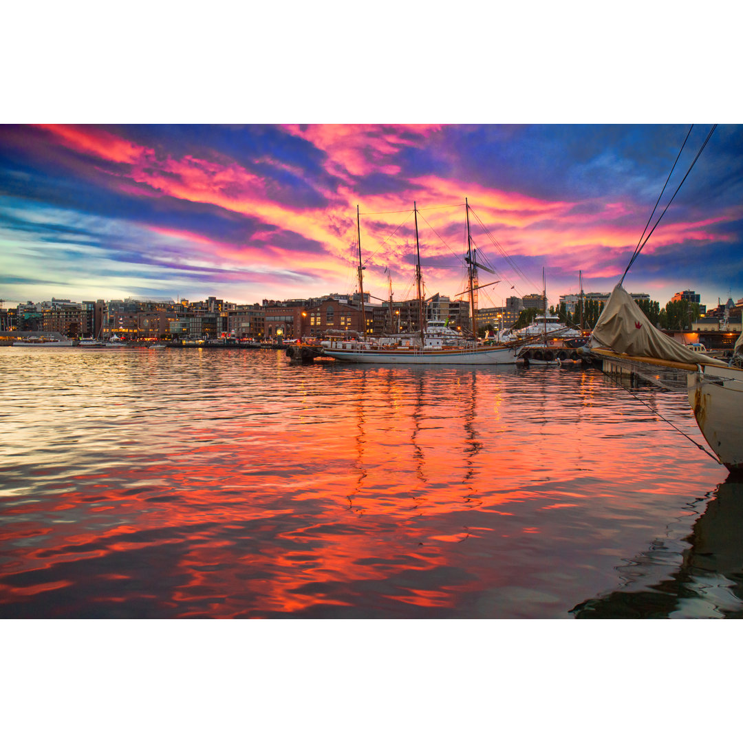 Osloer Hafen mit Sonnenuntergang von Jens_Lambert_Photography - Kunstdrucke auf Leinwand