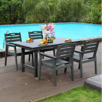 Ensemble de salle à manger d'extérieur en PEHD, une table et quatre chaises. Le mobilier de salle à manger d'extérieur a des trous de parasol et convient. Il convient aux pelouses, jardins, arrière-cours et bord de piscine