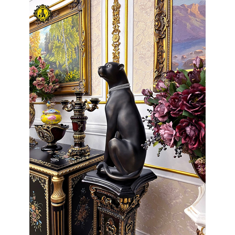 Canapé français à gros objets de décoration, Noir
