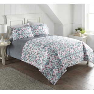 Polyester Geometric Shapes Quilt