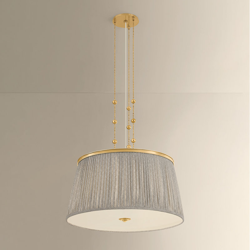 Valeria Pendant, 28, 3