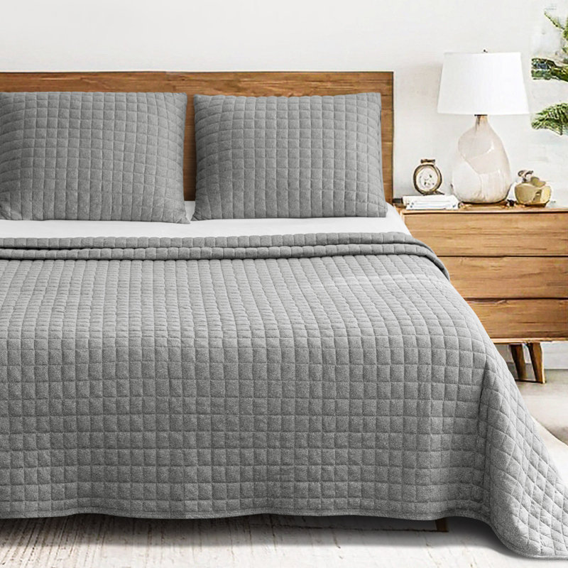 Ensemble de courtepointe 3 pièces Wayfair Basics, Courtepointe pour grand lit + 2 taies décoratives, Gris Heather