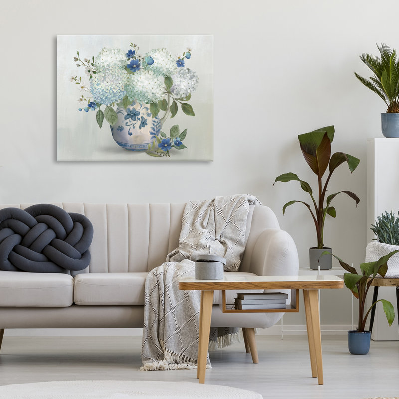 Toile ivoire et bleu avec vase d'hortensia, design par Nan, H 24 po x l 30 po