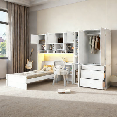 Lit simple avec tête de lit éclairée, bureau, armoire de rangement et armoire