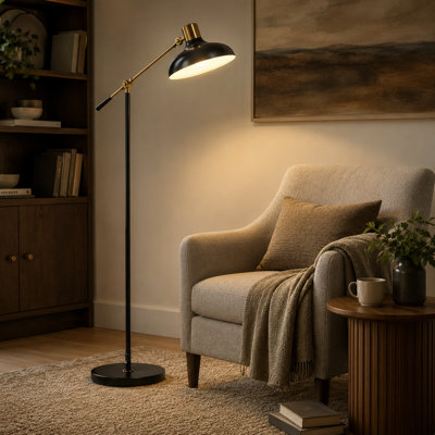 Une grande lampe sur pied noire et dorée dotée d'une structure à bras équilibrés et d'angles réglables, idéale pour le salon ou la chambre à coucher.