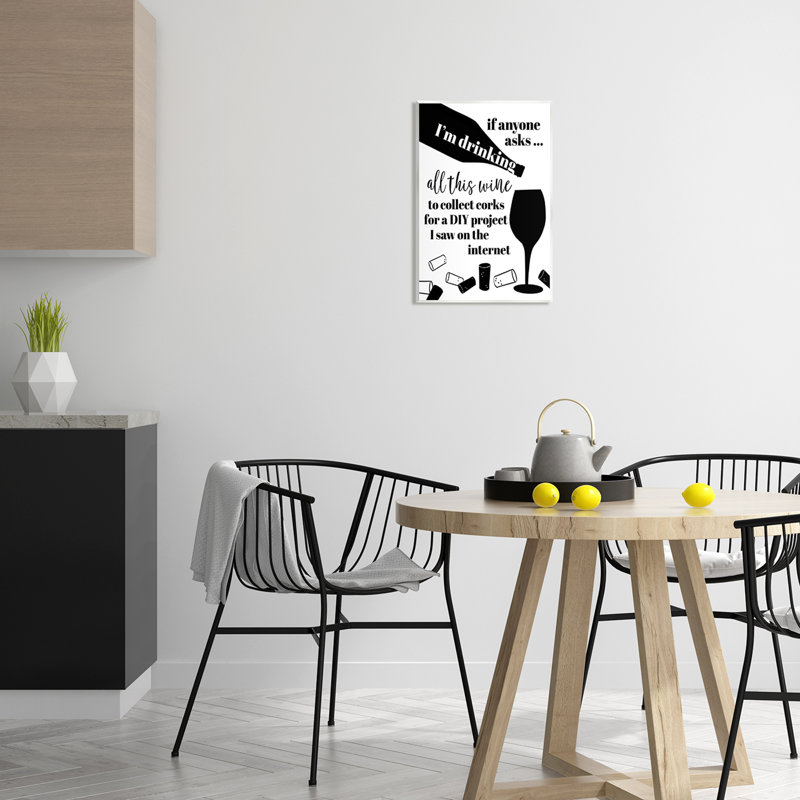 «Funny Wine DIY» par Anna Quach, H 19 po x l 13 po x P 0,5 po