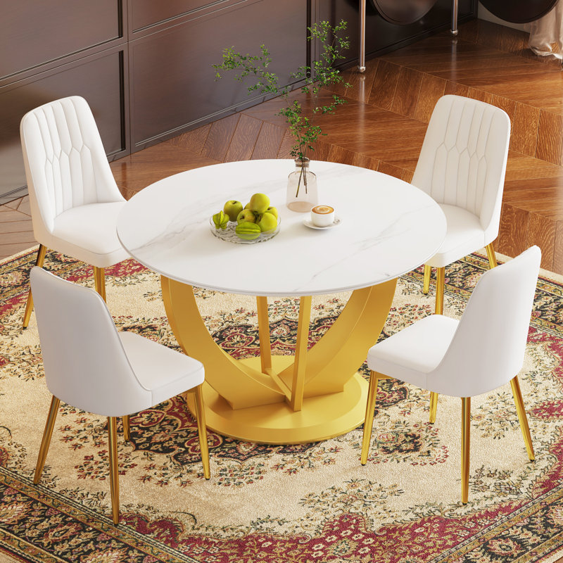 Ensemble de table et de table ronde pour table à manger Snow Mountain Slab - 47 po x 47 po avec 4 chaises en polyuréthane avec des lignes simples sur le dossier. Pieds en métal doré