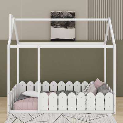 Lit simple en bois avec clôture
