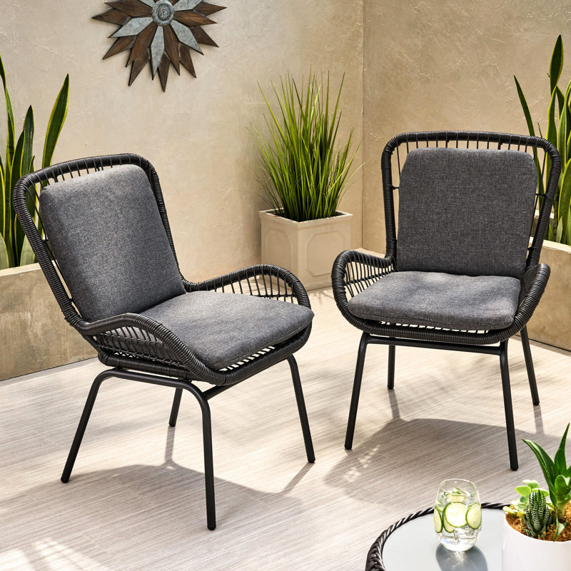 Chaise ouverte grise avec structure en fer et support robuste
