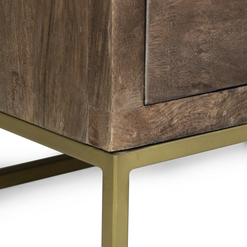 Table de chevet de style moderne du milieu du siècle avec pieds en fer, tiroirs en bois de manguier et cadre au fini doré
