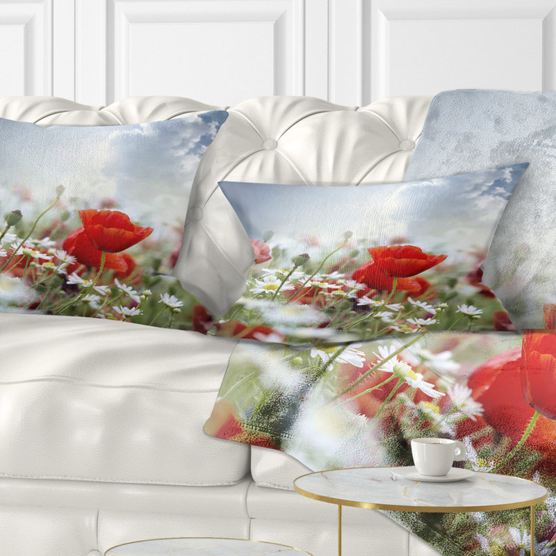 Coussin décoratif floral sur un coussin lombaire en fond nuageux
