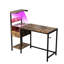 Bureau d'ordinateur brun avec station de charge et étagère, alignement réversible, construction, éclairage DEL, ports, crochet pour casque, prise électrique supplémentaire, rangement, configuration, qualité de fabrication.
