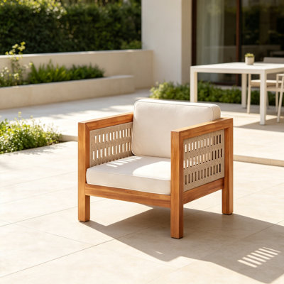 Fauteuil club d'extérieur en bois d'acacia durable avec accoudoirs et coussins en corde beige, parfait pour la terrasse et le jardin