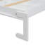 Grand lit escamotable blanc avec plusieurs tablettes de rangement et décoration à persiennes