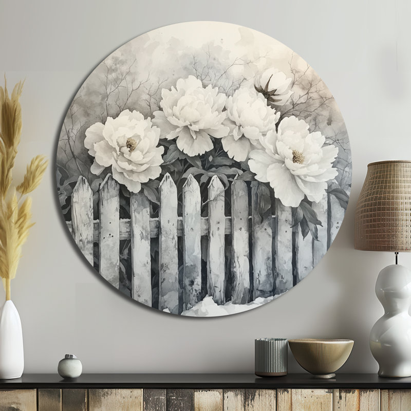 Pivoines d'hiver par la clôture enneigée II - pivoines rondes, décoration murale en métal, H 16 po x l 16 po