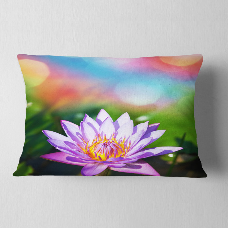 Coussin mauve sur fond abstrait - imprimé floral