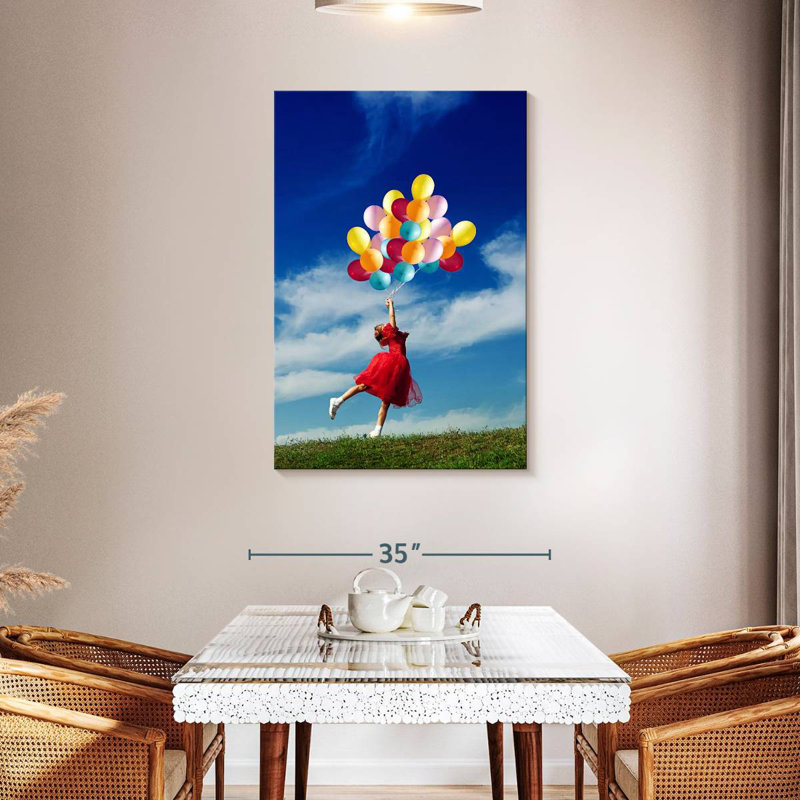 Fille de Leisha jouant avec des ballons, H 45 po x l 30 po