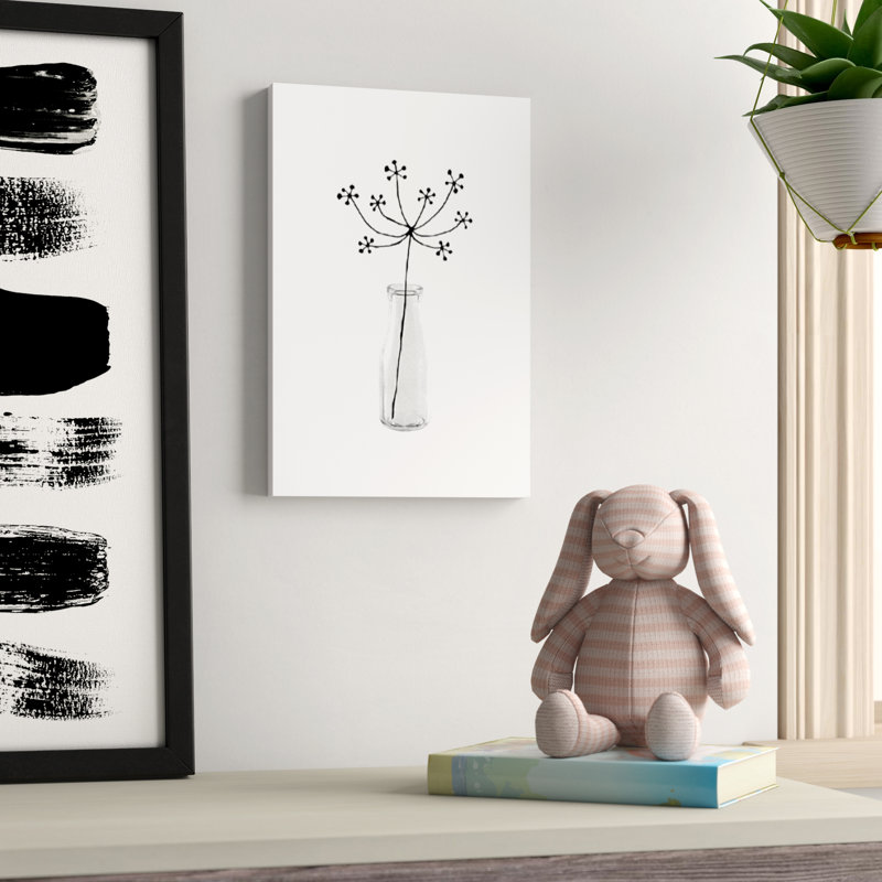 «Pendergrass Flower Still Life I» par Orara Studio - Giclée sur toile tendue avec châssis, H 12 po x l 8 po x P 0,75 po
