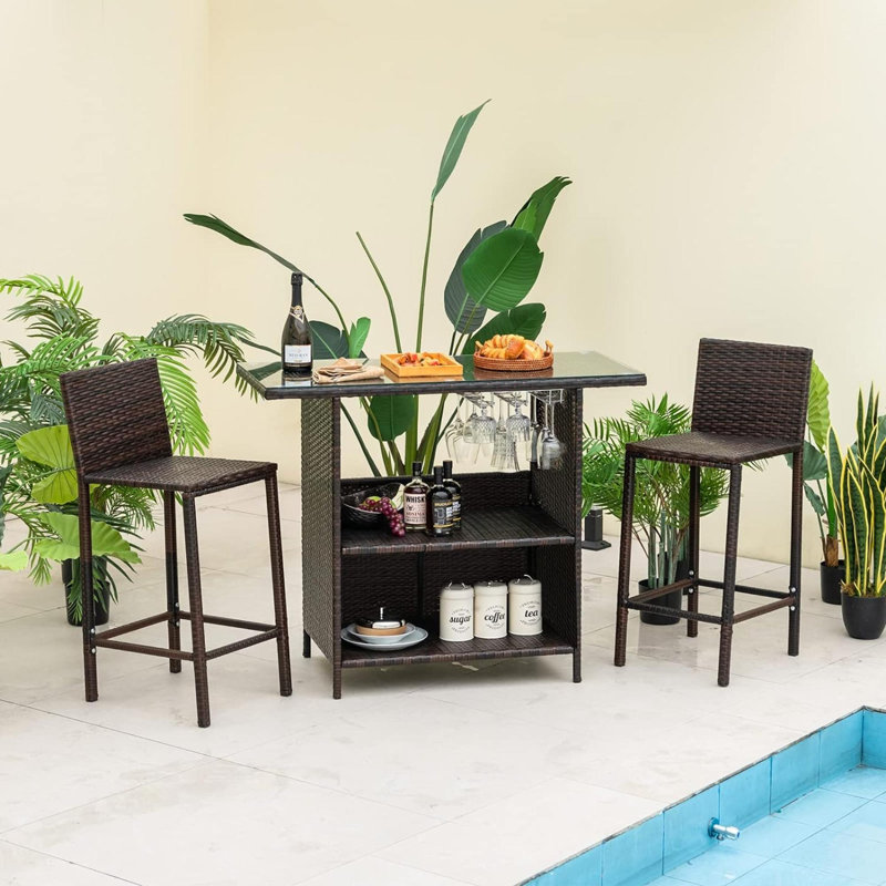 Ensemble de bar d'extérieur, ensemble de table et de chaises à hauteur de bar en osier 3 pièces avec 3 rangées de verres à pied, tablette de rangement cachée, plateau de table en verre trempé, 2 tabourets pour la cour arrière, bord de piscine (mé