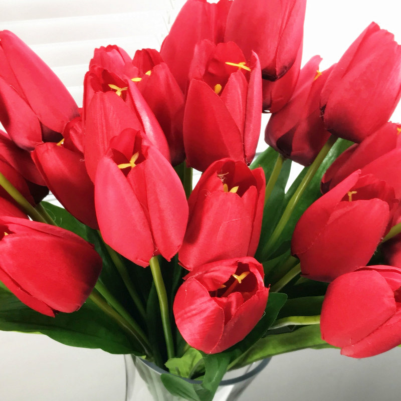 Arrangement floral de tulipes dans un vase, rouge