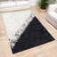 Tapis noir et gris en patchwork de peau de vache, tapis moderne-400944321