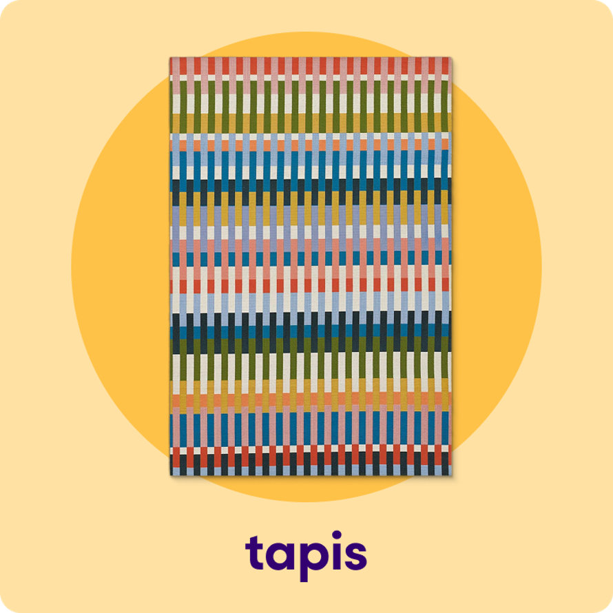 Un tapis extérieur avec un motif de rayures verticales multicolores vibrant sur un fond circulaire jaune.