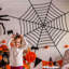 Toile d'araignée ronde de 9,8 pi avec 4 accessoires de toile d'araignée géante effrayante pour la décoration d'Halloween
