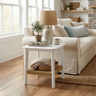 Table d'appoint Calais - Petite table de bout à 2 niveaux avec tablette de rangement tissée - Table de chevet en bois pour les petits espaces, le salon ou la chambre à coucher - Mobilier moderne Mid-Century (blanc) 
