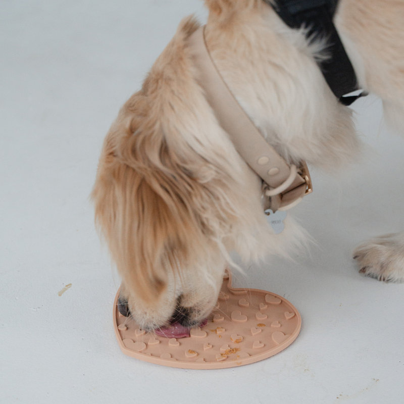Dexypaws: Enrichment Lick Mat: Blush Pink Heart - Plat en silicone rainuré pour chien