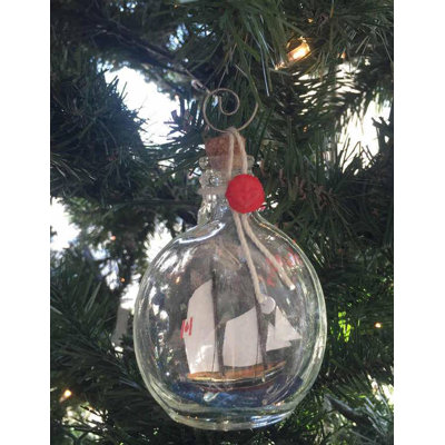 Ornement de noël à voilier dans une bouteille de verre