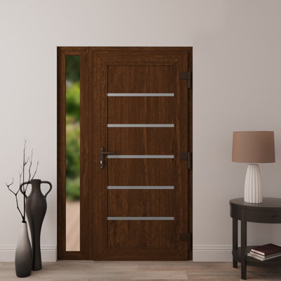 Porte d'entrée extérieure prémontée en PVC-U métallisé Manux 8415, couleur noyer, avec imposte et panneau latéral. Convient aux bureaux, aux commerces et aux habitations. Parfait pour l'entrée, les patios et les garages. Dimensions : 46 x 80 pouces (L 32 + 14 x H 80 pouces). Ouverture à gauche vers l'intérieur.