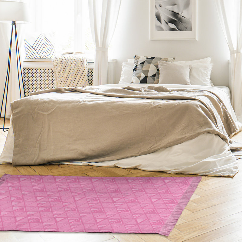 Tapis rose à motif de triangles dessinés à la main, Non