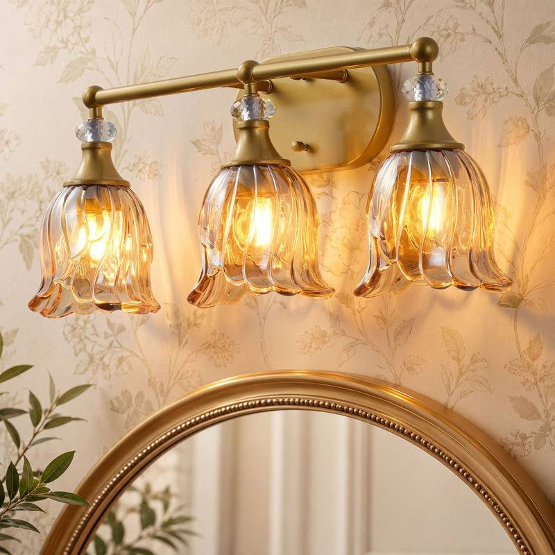 Éclairage pour meuble-lavabo en or 3 lumières avec abat-jour en verre cannelé ambre et décorations en cristal