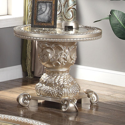 Table de bout ronde sculptée à la main avec motif de l'Ancien Monde