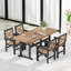 Ensemble de repas de jardin pour 4 personnes, table d'extérieur en PEHD et 4 chaises avec accoudoirs, aspect bois, trou pour parasol, pieds réglables.