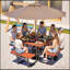 Ensemble de table de pique-nique carrée en bois massif (80,8 po x 80,8 po x 30,3 po) avec bancs intégrés, capacité de charge de 400 kg (882 lb), trou pour parasol.