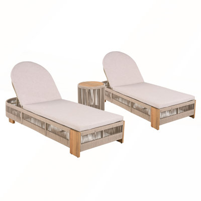 Mobilier d'extérieur près de la piscine