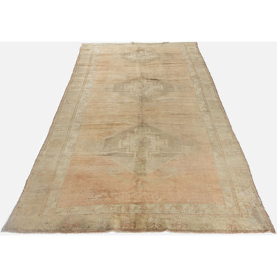 Tapis unique en laine de 5 pi 1 po x 11 pi 4 po en pêche / taupe / vert pâle des années 1940