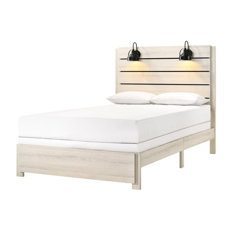 Grand lit traditionnel, fini blanc crème vieilli, décor de chambre à coucher de style rustique avec tête de lit, bois