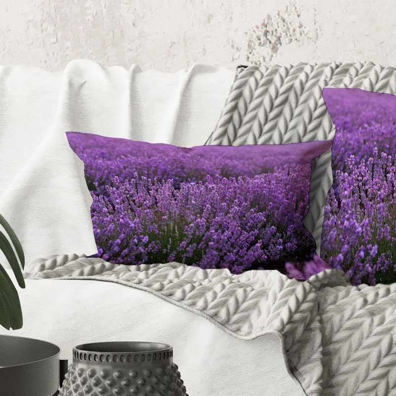 Rectangle, champ de lavande mauve en fleurs - Coussin décoratif imprimé maison de campagne