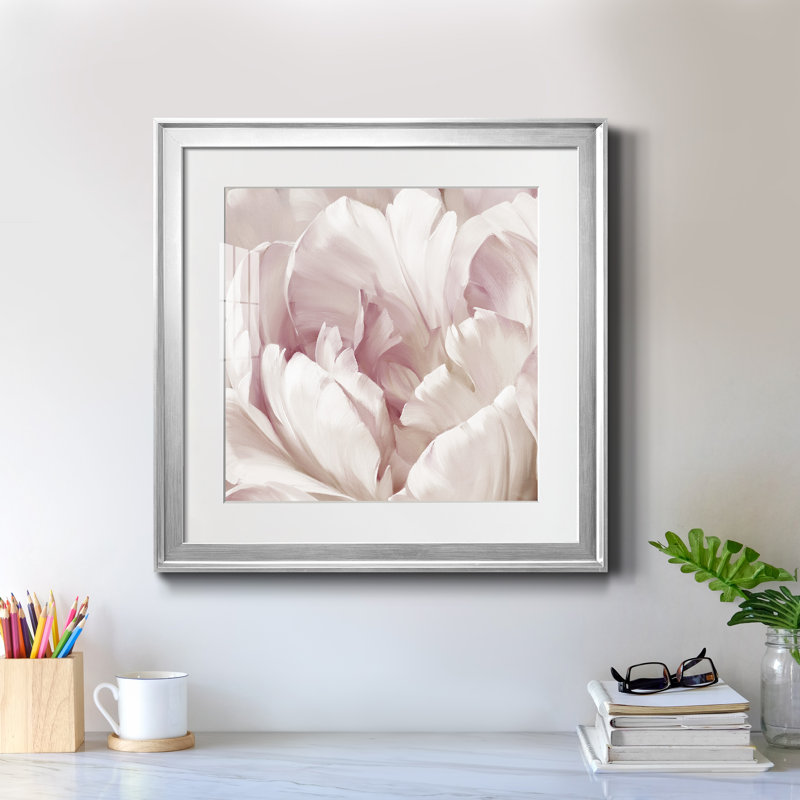 Intime Blush I - cadre photo, reproduction d'art sur papier, Encadrement argenté, H 22,5 po x l 22,5 po x P 1,5 po