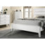 Chambre à coucher blanche 3 pièces: grand lit 2 tables de chevet, conception à texture ondulée avec panneau de tables de chevet d'angle et pieds de tête en bois massif