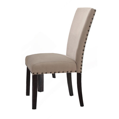 Charmante chaise d'appoint avec coussin en lin et pieds robustes en bois pour une assise élégante