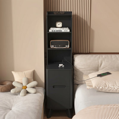 Table de chevet de 47 po de hauteur avec station de charge, table d'appoint étroite avec bibliothèque, table de chevet moderne, noir
