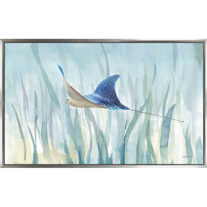 «Undersea Ray» par Danhui Nai - Peinture, Cadre flottant argent, H 27,5 po x l 43,5 po x P 2 po