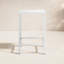 Table de bar d'extérieur pour 4 personnes Betty - Table de pub de patio blanche moderne avec structure en aluminium thermolaqué et plateau à lattes en résine de polyester - Balcon contemporain, table de salle à manger près de la piscine et d'extérieur - Table de bar blanche