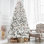 Arbre de Noël 4 pi avec 150 lumières UL et 21 pommes de pin naturelles - pointes en PVC enneigées, 366 pointes, structure à charnières, support en métal stable, installation facile